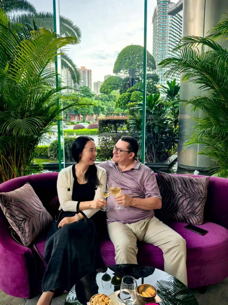 Guangzhou, création de La Rencontre Asia. Thierry CAMBRESY et Fenrong YAO dans un salon d'hôtel fêtent la création du projet.
